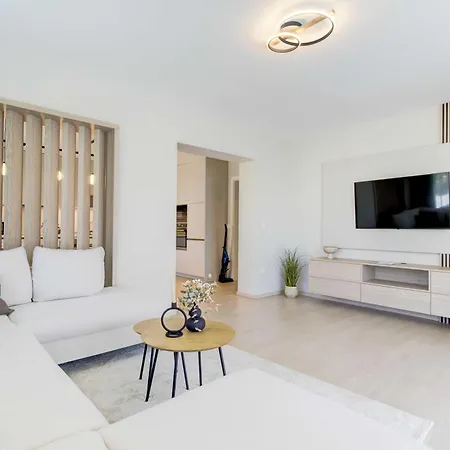 By The Lakeside Daire